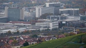 Blick auf den Daimler-Stammsitz in Untertürkheim Foto: dpa