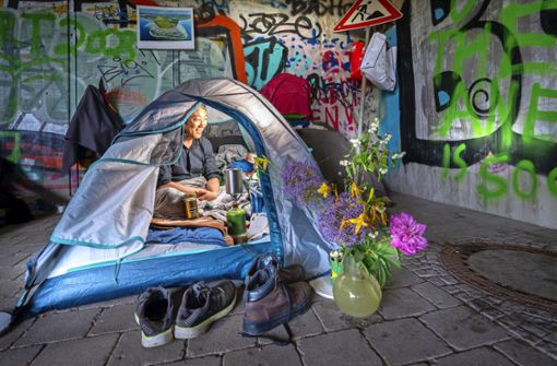 Leben unter der Eisenbahnbrücke: Sonam verbringt seine Tage mit Meditieren, Schlafen und dem Schreiben von Gedichten. Foto: /Volkmar Könneke