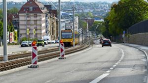 Der Verkehr fließt nur noch spärlich auf der Pragstraße. Im kommenden Jahr beginnt der Rückbau der Fahrbahn in Richtung Mahle. Foto: Uli Nagel