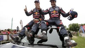 Nasser Al-Attiyah (rechts) und sein französischer Co-Pilot Matthieu Baumel (links) feiern ihren Sieg bei der Rallye Dakar. Foto: EFE