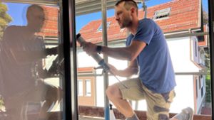 Fensterbauer bei der Arbeit: Das Handwerk ächzt unter einer Regelungsflut – das raubt Zeit für die eigentliche Tätigkeit Foto: Zoller