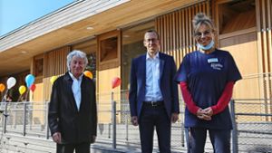 Architekt Albrecht Scheible (links), Bürgermeister Torsten Bartzsch und Leiterin Cordula Kraft   sind froh, dass das Jugendhaus nun eingeweiht werden konnte. Foto: /vanti