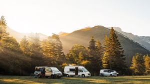 Bevor es auf Tour geht, sollten Camper oder Wohnmobil noch einmal richtig durchgecheckt werden. Foto: AdriaVidal/Shutterstock.com