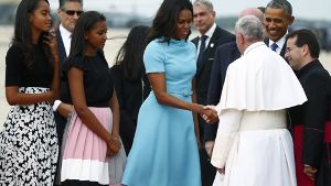 Höchste protokollarische Ehren: Barack Obama, seine Frau Michelle und die Töchter Malia (links) und Sasha empfangen Papst Franziskus direkt am Flughafen. Foto: dpa