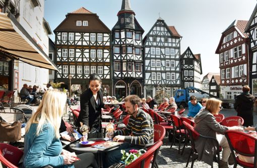 Fritzlar in Hessen  mit seinen Fachwerkhäusern  ist bei Touristen beliebt. Foto: dpa/Uwe Zucchi