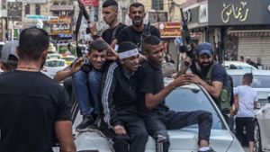 Bewaffnete Palästinenser in Nablus transportieren den Leichnam eines 35-jährigen Palästinensers während seiner Beerdigung. Foto: Ayman Nobani/dpa/Ayman Nobani