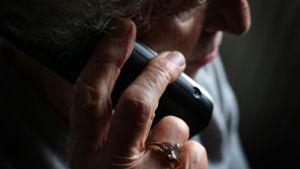 Am Telefon geben sich Betrüger als Polizisten aus – bei einer Seniorin aus Ditzingen kommen aber Zweifel auf. Foto: Karl-Josef Hildenbrand/dpa