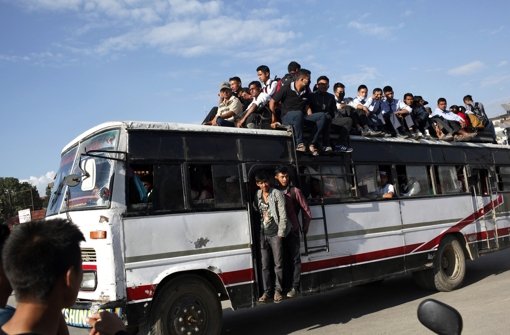 Viele Busse in Nepal sind völlig überfüllt, was zu Unfällen führt. Foto: AP