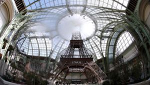 Eine 40 Meter hohe Nachbildung des Pariser Eiffelturms hatte Karl Lagerfeld extra für seine Haute-Couture-Show im Grand Palais bauen lassen. In unserer Bildergalerie zeigen wir, welche Promis vor ort waren. Foto: AFP