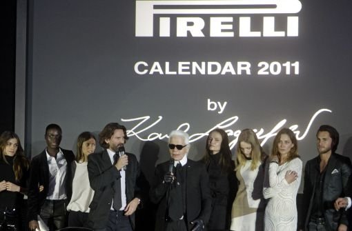 Der Fotograf umringt von seinen Motiven: In Moskau haben Karl Lagerfeld (Mitte) und der französische Autor Frédéric Beigbeder (Vierter von links) am Dienstag den neuen Pirelli-Kalender vorgestellt. Foto: AP