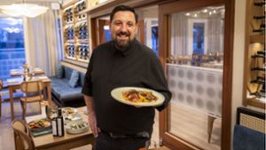 Georgios Misokefalos in seinem Restaurant Olivengarten. Das Konzept unterscheidet sich in Qualität und Kreativität von seinem anderen griechischen Lokal in Esslingen. Foto: gut/Julian Rettig