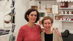 Eine Chance für Kreative: Gabi Langeneckert und Yvonne Rudisch verkaufen bis Sommer  ihre Produkte im Design Kiosk an der Königstraße. Foto: Cedric Rehman