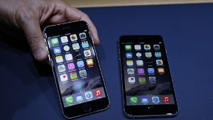 Die beiden neuen iPhone-Modelle, das iPhone 6 (linka) und das iPhone 6 Plus, verkaufen sich wie warme Semmeln. Foto: dpa