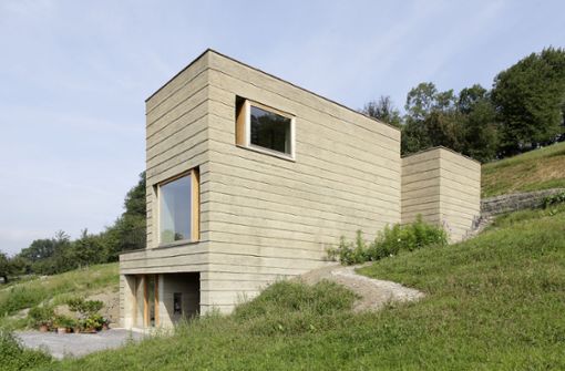 Das Haus des Vorarlberger Lehmbau-Pioniers Martin Rauch in Schlins in Vorarlberg – die Erde dafür stammt direkt aus der Baugrube. Foto: Beat Bühler/Beat Bühler