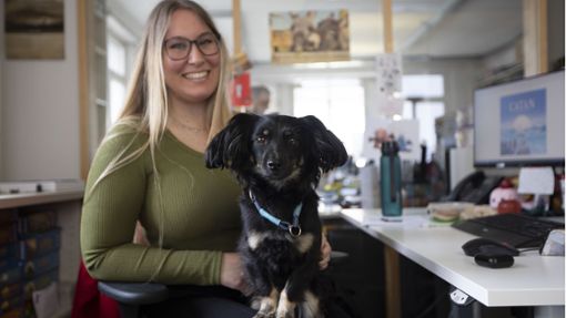 Bürohund Kylo geht mit seiner Besitzerin Jasmin Balle täglich zur Arbeit in den Kosmos-Verlag. Foto: Lichtgut/Leif Piechowski