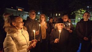 Erinnerung mit Kerzen an ein dunkles Kapitel der Stadtgeschichte. Foto: /Michael Steinert