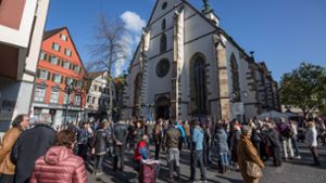 650 Bad Cannstatter standen am Reformationstag rund um ihre Stadtkirche. Foto: Lichtgut/Julian Rettig