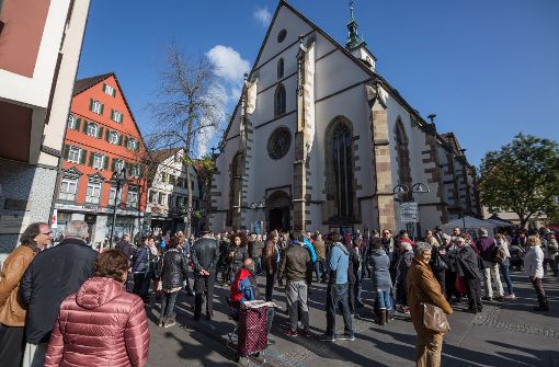 650 Bad Cannstatter standen am Reformationstag rund um ihre Stadtkirche. Foto: Lichtgut/Julian Rettig
