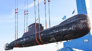 Das Unterseeboot U17 (maximale Tauchtiefe 100 Meter) der Bundesmarine wird auf dem Werftgelände vom Thyssenkrupp Marine System  auf ein Schwimmponton verladen (Archivbild). Foto: dpa/Frank Molter
