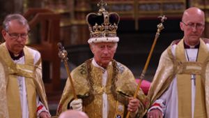 König Charles III.  mit der St.-Edwardskrone auf dem Haupt. Foto: AFP/RICHARD POHLE