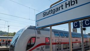 Ein 45-Jähriger hat in einem Intercity nach Stuttgart eine Trennscheibe eingeschlagen. (Symbolbild) Foto: dpa/Lino Mirgeler