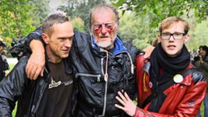 Dieses Bild aus Stuttgart ging im September 2010 um die Welt: Zwei Männer stützen den Ingenieur Dietrich Wagner, der vom Strahl eines Wasserwerfers schwer an den Augen verletzt wurde. Foto: dpa/Marijan Murat