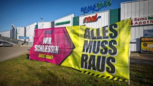 „Alles muss raus“ – Real hat im Remspark den Räumungsverkauf gestartet. Foto: Gottfried Stoppel