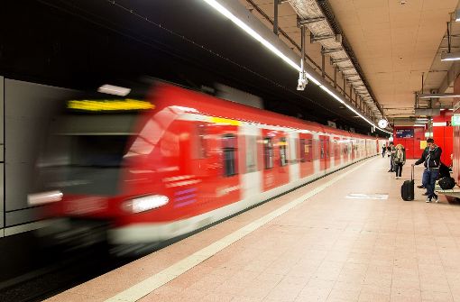 Wer zum Heimspiel des VfB Stuttgart am Sonntag mit der S-Bahn anreist, sollte sich vorher informieren. (Symbolbild) Foto: dpa