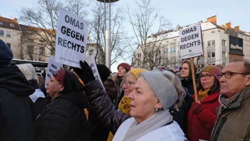 „Omas gegen rechts“  – diese drei Worte sind bei den jüngsten Demonstrationen immer wieder auf Plakaten zu lesen. Foto: imago//Hans-Jürgen Serwe