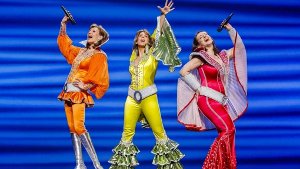 Mamma Mia bleibt bis 2014 in Stuttgart. Am vergangenen Donnerstag feierte das Erfolgsmusical seine Rückkehr auf die Bühne des Palladium-Theaters - mit vielen Promis, wie unsere Bildergalerie zeigt! Foto: Stage Entertainment