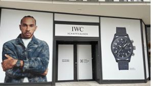 Rennfahrer Lewis Hamilton ist das  Werbegesicht von IWC Schaffhausen: Im Dorotheen-Quartier hängt er nun dort, wo der neue  Store entsteht. Foto: /privat