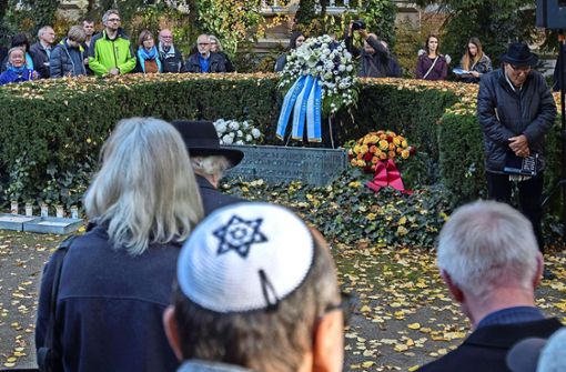 Gut 150 Menschen kommen zum  Gedenken auf den Göppinger Synagogenplatz. Foto: Christian Hass