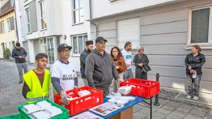 Rund 200 Mahlzeiten haben Mitglieder der muslimischen Ahmadiyya-Gemeinde in Esslingen an bedürftige Menschen ausgegeben. Foto: Roberto /ulgrin