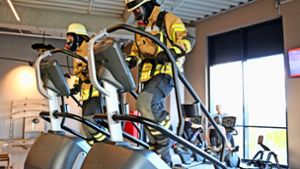 Für  den Treppen-Wettlauf im Frankfurter Messeturm   trainierten die Feuerwehrleute  extra in einem Studio. Foto: Eva Herschmann