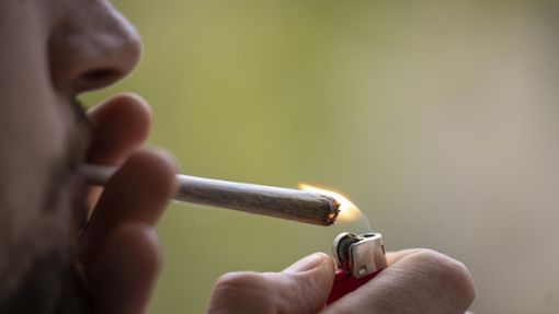 Ein Cannabiskonsument zieht an einem Joint. Trotz Legalisierung geht die Polizei von zusätzlicher Arbeit für sie aus. Foto: /Hannes P Albert