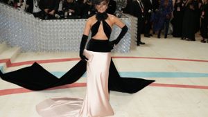 Jennifer Lopez auf der Met Gala 2023, die im Zeichen des verstorbenen Modeschöpfers Karl Lagerfeld stand. Foto: imago/Cover-Images