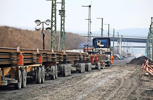 Die Schienen werden mit Spezialfahrzeugen auf die Baustelle gebracht.   Dieses Bild stammt vom Bau der Schnellfahrstrecke München–Berlin. Foto: Deutsche Bahn