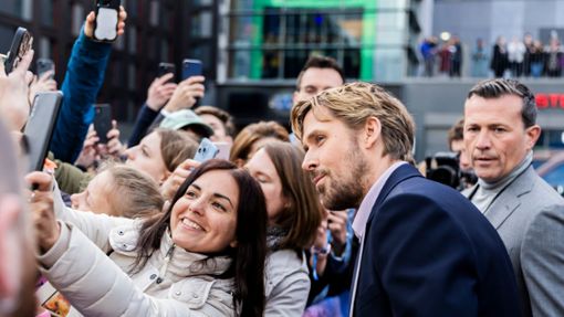 Einmal lächeln: Ryan Gosling posiert für ein Foto mit einem Fan. Der Schauspieler ist mit seiner Kollegin Emily Blunt für die Europapremiere der Actionkomödie The Fall Guy nach Berlin gekommen. Foto: Christoph Soeder/dpa