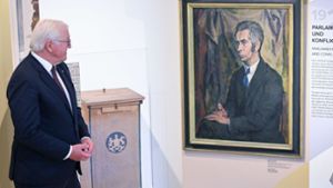 Bundespräsident Frank-Walter Steinmeier vor einem Bild des jungen Theodor Heuss in der umgebauten Erinnerungsstätte. Foto: dpa/Bernd Weißbrod
