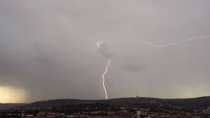 Blitze und dunkle Unwetter-Wolken über der Region Stuttgart. Foto: Andreas Rosar Fotoagentur-Stuttg/Andreas Rosar Fotoagentur-Stuttg