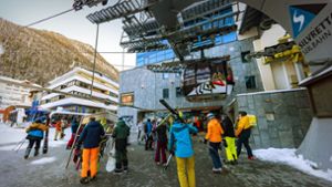 An der Silvretta-Seilbahn in Ischgl machen sich Wintersportler bereit für die Fahrt zur Skipiste. Foto: imago/Eibner