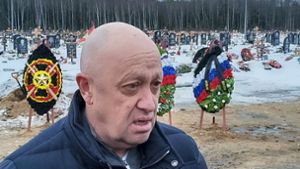 Mit dem Töten kennt er sich aus: Söldnerführer Jewgeni Prigoschin, der Chef der  Wagner-Truppe, auf einem Friedhof. Foto: dpa
