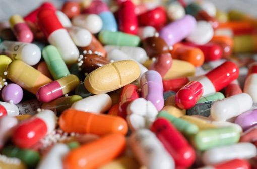 Schön buntes Potpourri an Arzneimitteln – doch längst nicht alle Medikamente, die benötigt werden, sind  auch permanent für  Patienten verfügbar. Foto: dpa/Hans-Jürgen Wiedl