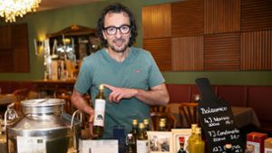 Manuele Dattila kocht mit seinem Olivenöl „Don Vito“ in seiner Osteria. Was er entbehren kann, verkauft er an seine Gäste. Foto: /Ines Rudel