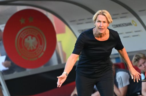 Bundestrainerin Martina Voss-Tecklenburg ist sauer. Foto: dpa/Sebastian Gollnow