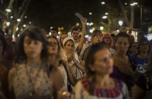In Spanien ziehen die Menschen wegen der Terroranschläge trauernd durch die Straßen. Foto: AP/Symbolbild