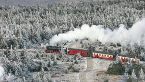 Ein Zug der Harzer Schmalspurbahnen (HSB) fährt durch den mit Raureif bedeckten Brockenwald. Foto: dpa/Matthias Bein