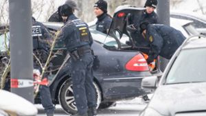 Bereitschaftspolizisten durchsuchen vor dem Stammheimer Gericht das Auto von Sympatisanten des verbotenen „Osmanen Germania Boxclub“ Foto: dpa
