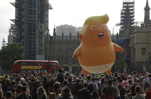 „Trump Baby Blimp“ heißt die aufblasbare Baby-Version des US-Präsidenten Donald Trump, die symbolisch für den Widerstand der Briten gegen den Staatsbesuch steht. Foto: AP