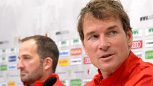 Jens Lehmann (rechts) arbeitet jetzt als Co-Trainer an der Seite des FCA-Chefcoaches Manuel Baum. Foto: dpa